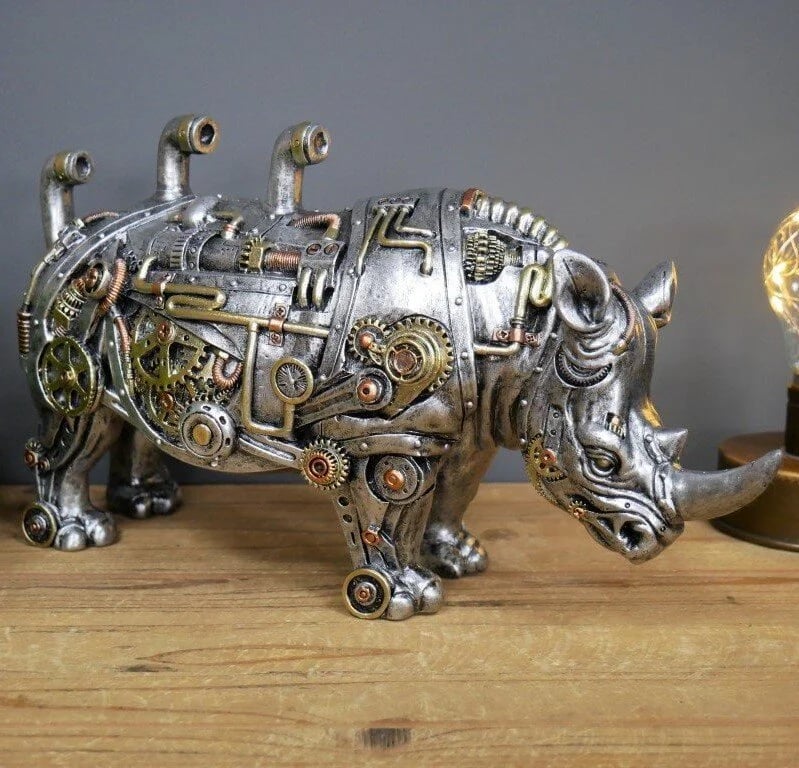 Steampunk-Nashorn-Skulptur aus Metall mit Zahnrädern, silberfarben, auf Holztisch.
