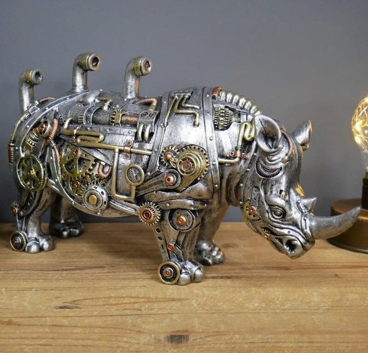 Steampunk-Nashorn-Skulptur aus Metall mit Zahnrädern, silberfarben, auf Holztisch.