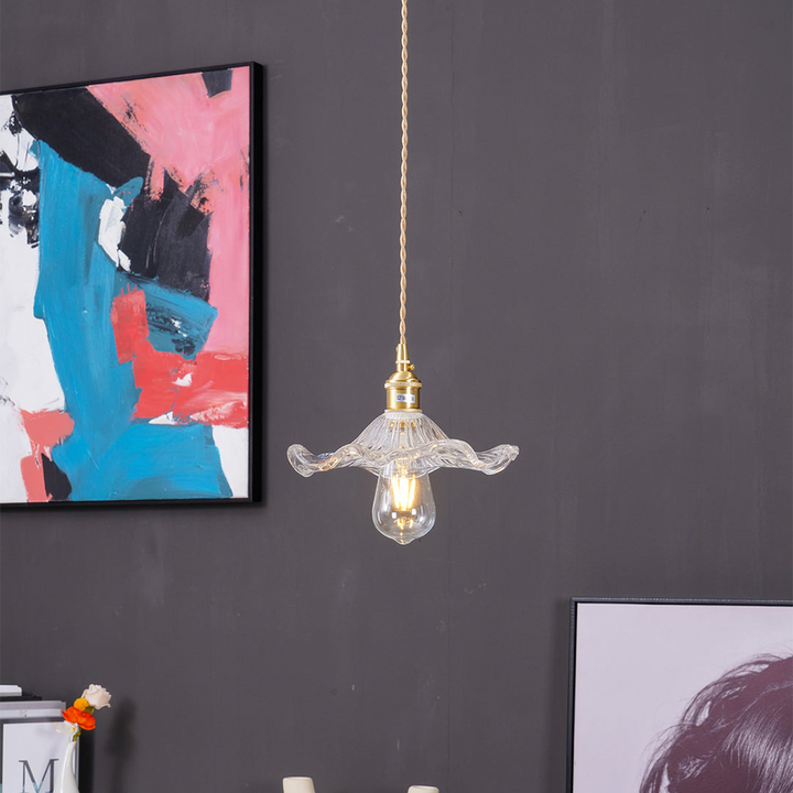 Goldene Pendelleuchte mit Glaslampenschirm, moderne Hängelampe, Wohnzimmerbeleuchtung.