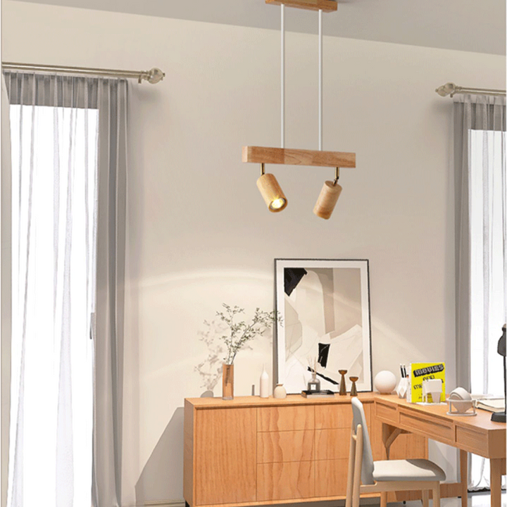 Moderne Holz-Pendelleuchte im Wohnzimmer, skandinavisches Design, natürliche Beleuchtung.