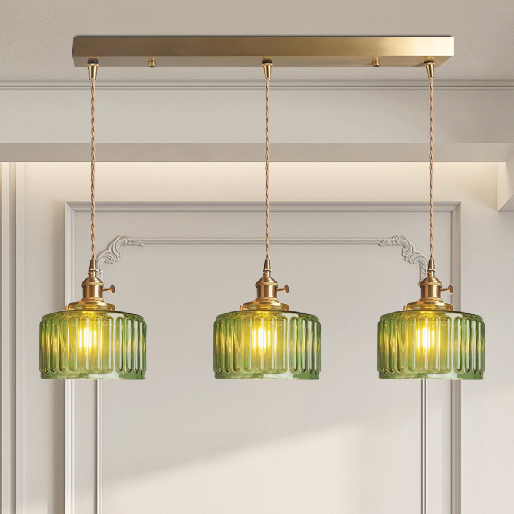 Grüne Glas-Pendelleuchte mit drei Lampen, Messingdetails, modern, Wohnzimmerbeleuchtung.