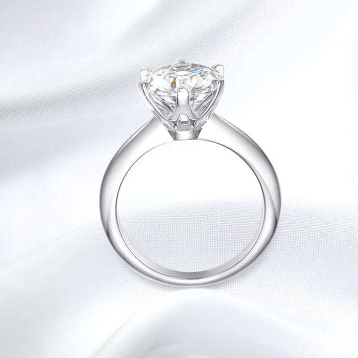Silberner Verlobungsring mit großem Diamant auf weißem Hintergrund, elegantes Schmuckdesign.