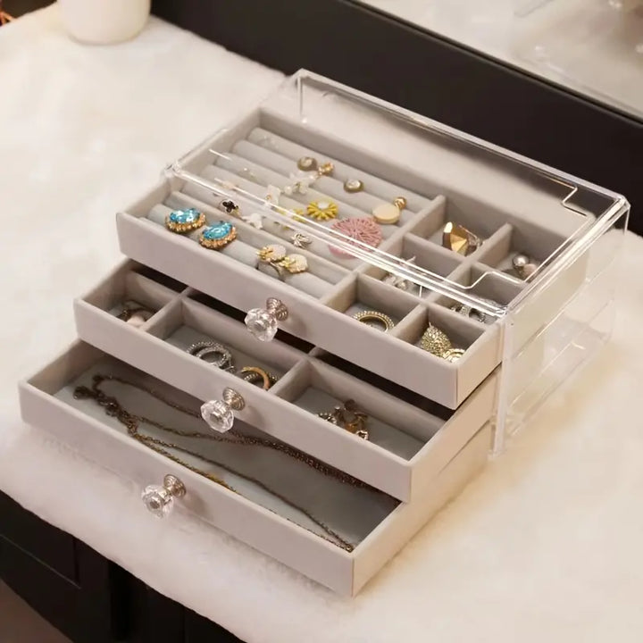 Klarer Schmuck-Organizer aus Acryl mit drei Schubladen, ideal zur Aufbewahrung von Schmuck.