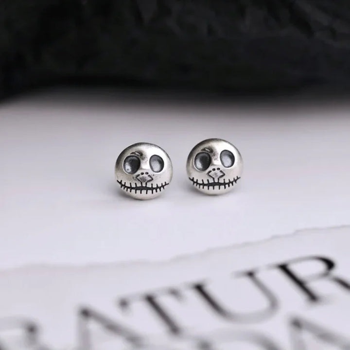 Silberne Totenkopf-Ohrringe, Halloween-Schmuck, gruseliges Design, Damen-Accessoire.