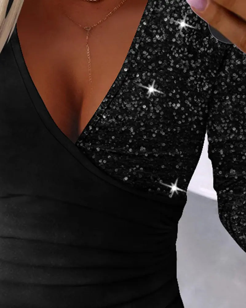 Schwarzes Paillettenkleid mit V-Ausschnitt, elegantes Design, funkelnde Details, Damenmode.