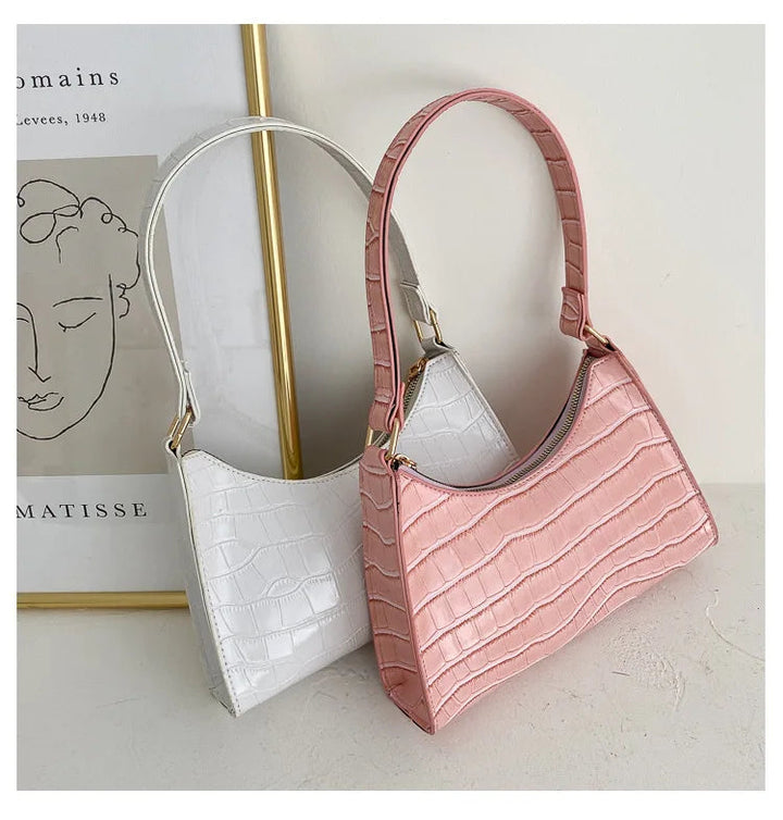 Zwei Krokodilleder-Handtaschen, rosa und weiß, elegant, modern, Damenmode, Accessoires.