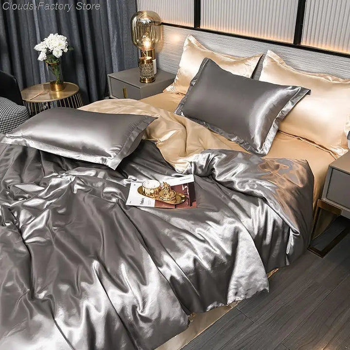 Luxuriöses silbernes Satin-Bettwäsche-Set mit Kissen und Decke im modernen Schlafzimmer.