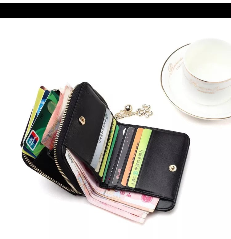 Schwarze Leder-Geldbörse mit Reißverschluss, Kartenfächern und Münzfach, Damen-Accessoire.