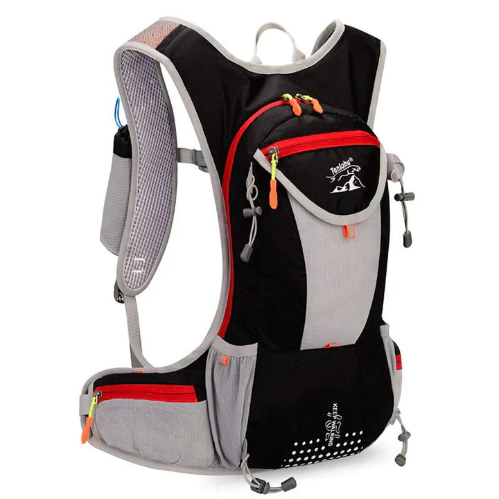 Schwarzer und grauer Wanderrucksack mit roten Akzenten, leicht, ideal für Outdoor-Aktivitäten.