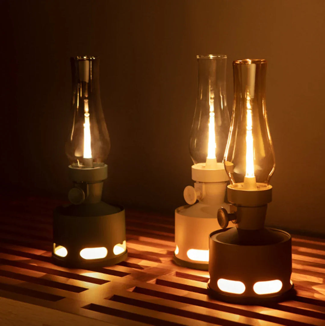 Drei Vintage-Öllampen aus Glas und Metall, warmes Licht, Retro-Dekor, Tischbeleuchtung.