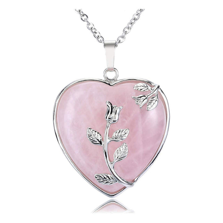 Herzförmiger Rosenquarz-Anhänger mit Silberkette und Blumenmotiv, eleganter Schmuck.