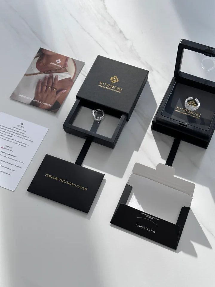 Schwarzer Schmuckring in eleganter Geschenkbox, Rosimori-Logo, luxuriöse Verpackung.