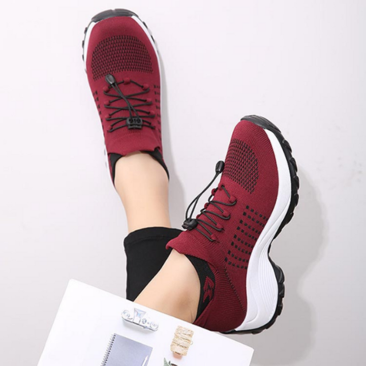 Rote Damen-Sneaker, atmungsaktiv, bequem, mit weißer Sohle, ideal für Sport und Freizeit.
