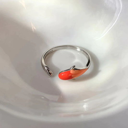 Silberner Ring mit orangefarbenem Fischdesign, modisches Accessoire, Damenring, Geschenkidee.