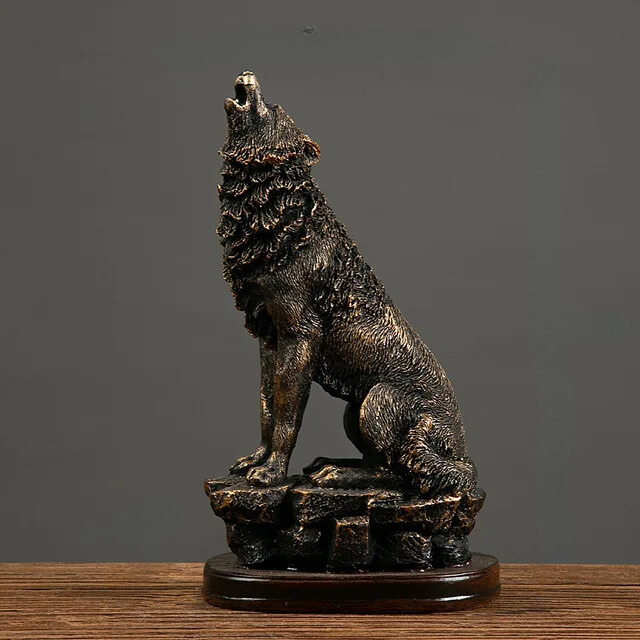 Bronzefarbene Wolfsskulptur auf Holzsockel, dekorative Tierfigur, rustikales Design.