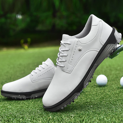 Weiße Golfschuhe aus Leder auf Rasen mit Golfbällen, sportlich, rutschfest, Herren.
