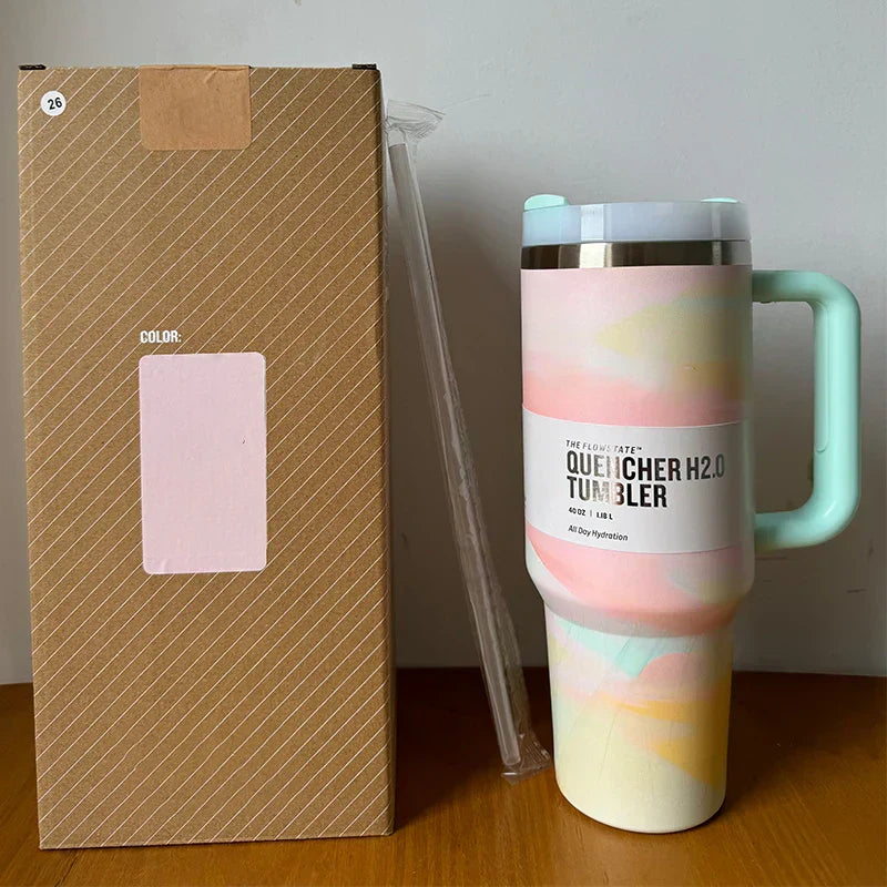 Pastellfarbener Quencher H2.0 Tumbler mit Griff, 1,2L, Edelstahl, neben Verpackung.