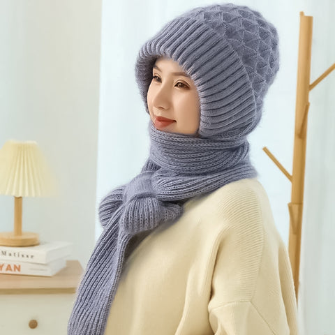 Dame mit blauem Strickmütze und Schal, Wintermode, gemütlich, warm, stilvoll, Innenraum.