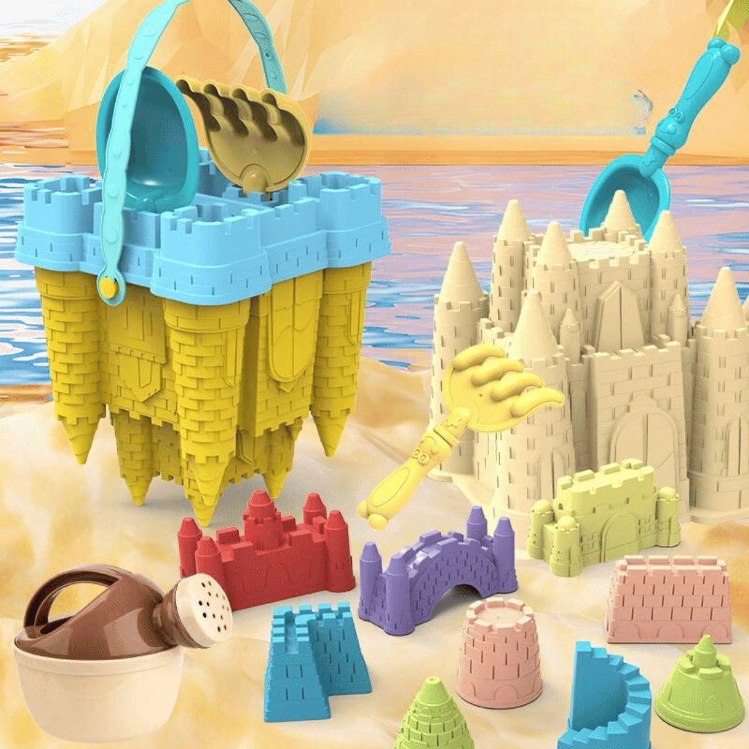 Bunte Sandspielzeug-Set mit Eimer, Schaufel und Förmchen am Strand vor Meereshintergrund.