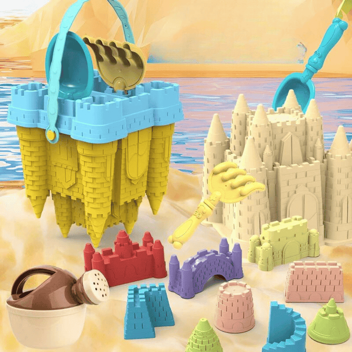 Bunte Sandspielzeug-Set mit Eimer, Schaufel und Förmchen am Strand vor Meereshintergrund.