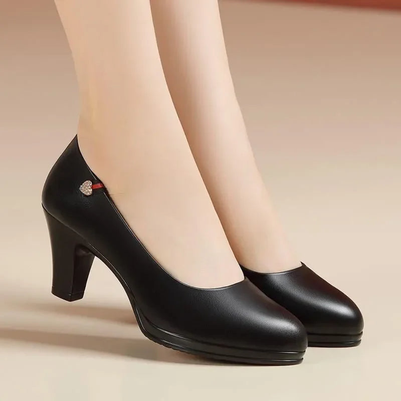 Schwarze Damenpumps, Leder, mittlerer Absatz, elegant, bequem, formell, Büro, Mode.