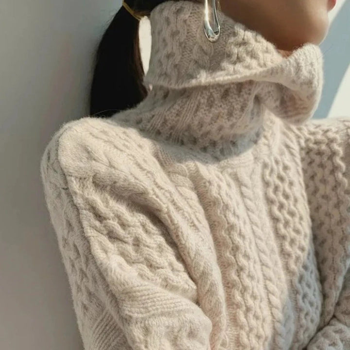 Frau in cremefarbenem Strickpullover mit Rollkragen, Zopfmuster, elegantes Winteroutfit.