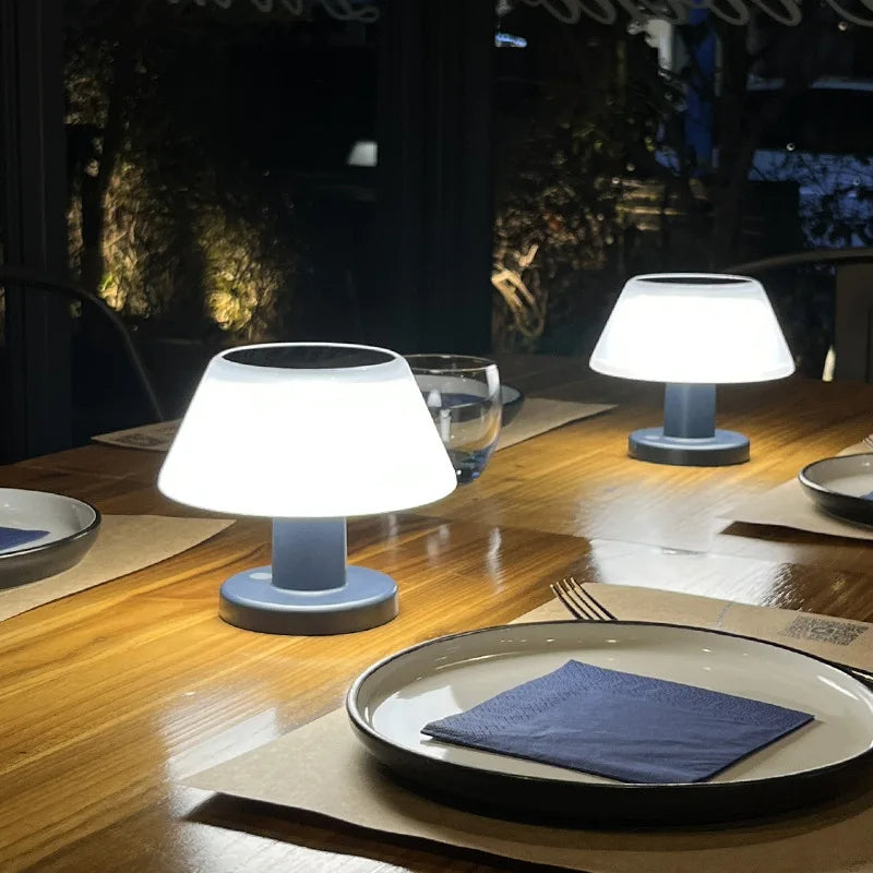 Zwei LED-Tischlampen auf Holztisch, modernes Design, warmweißes Licht, Esszimmerbeleuchtung.