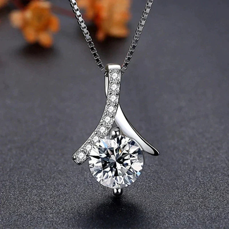 Silberne Halskette mit rundem Zirkonia-Anhänger, elegantes Schmuckdesign, Damenaccessoire.
