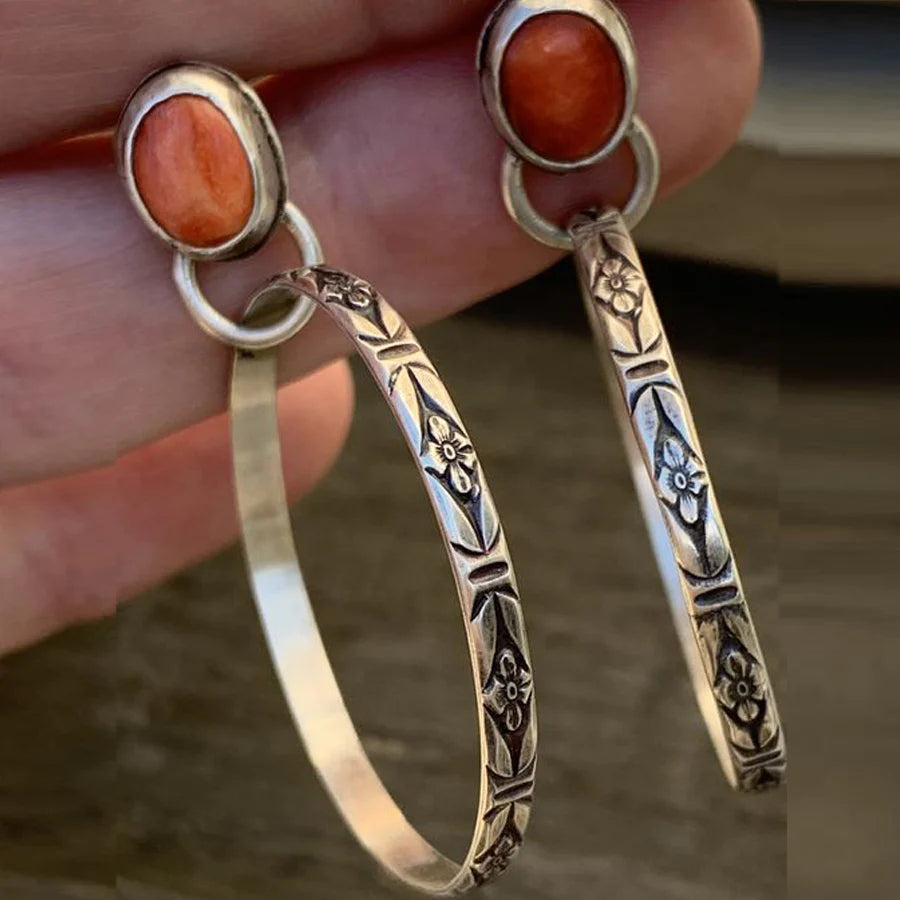 Silberne Ohrringe mit rotem Stein, florales Muster, handgefertigter Schmuck, Boho-Stil.