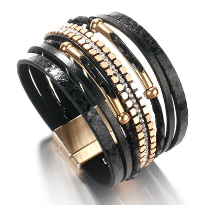 Schwarzes Lederarmband mit goldenen Akzenten, mehrschichtig, modisch, Damenaccessoire.
