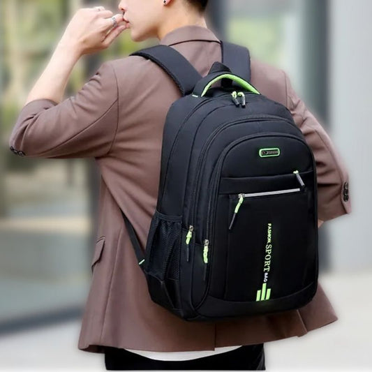 Mann mit schwarzem Laptop-Rucksack, grüne Akzente, sportlich, modern, Outdoor, Freizeit.