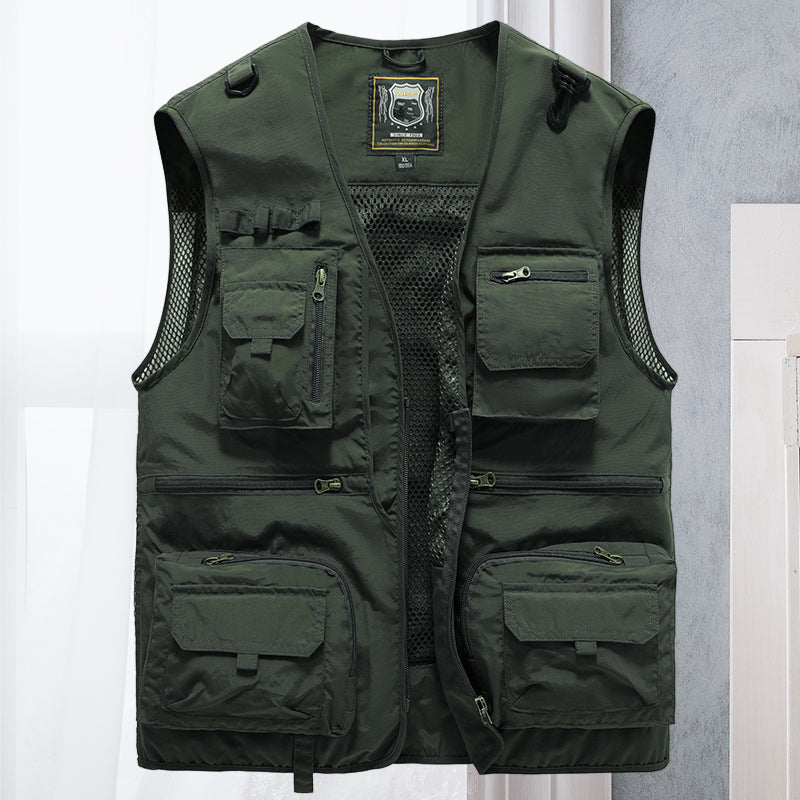 Grüne taktische Weste mit mehreren Taschen, Netzfutter, Reißverschlüssen, Outdoor-Bekleidung.