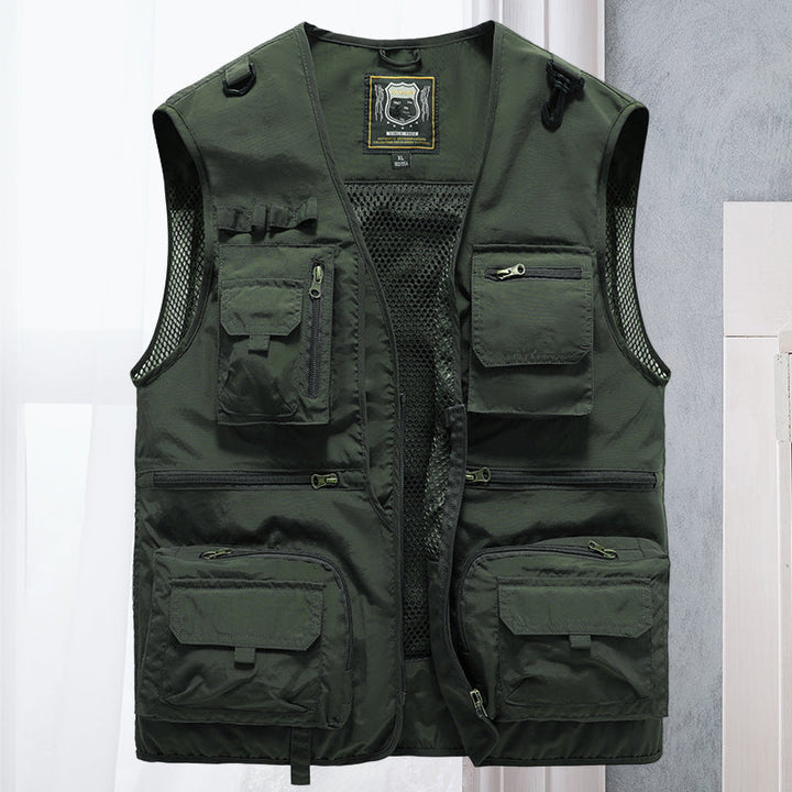 Grüne taktische Weste mit mehreren Taschen, Netzfutter, Reißverschlüssen, Outdoor-Bekleidung.