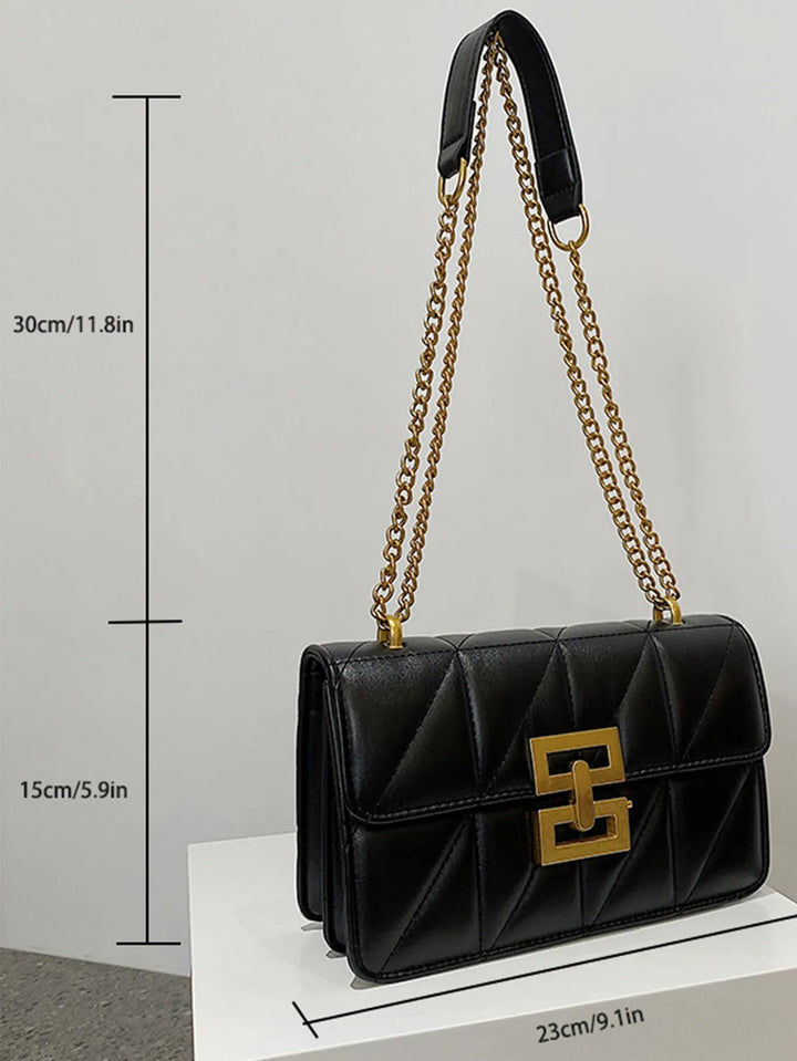 Schwarze Lederhandtasche mit goldener Kette, geometrischem Muster, 23x15x30 cm.