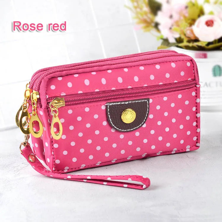 Rosa gepunktete Damenhandtasche mit Reißverschluss, modisches Accessoire, elegant und praktisch.