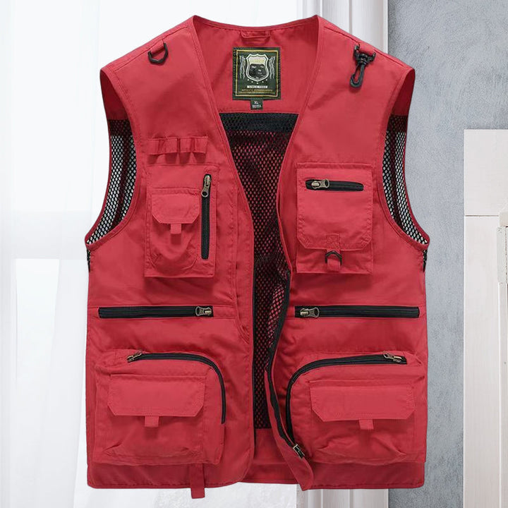Rote Anglerweste mit mehreren Taschen, Reißverschlüssen und Netzrücken für Outdoor-Aktivitäten.