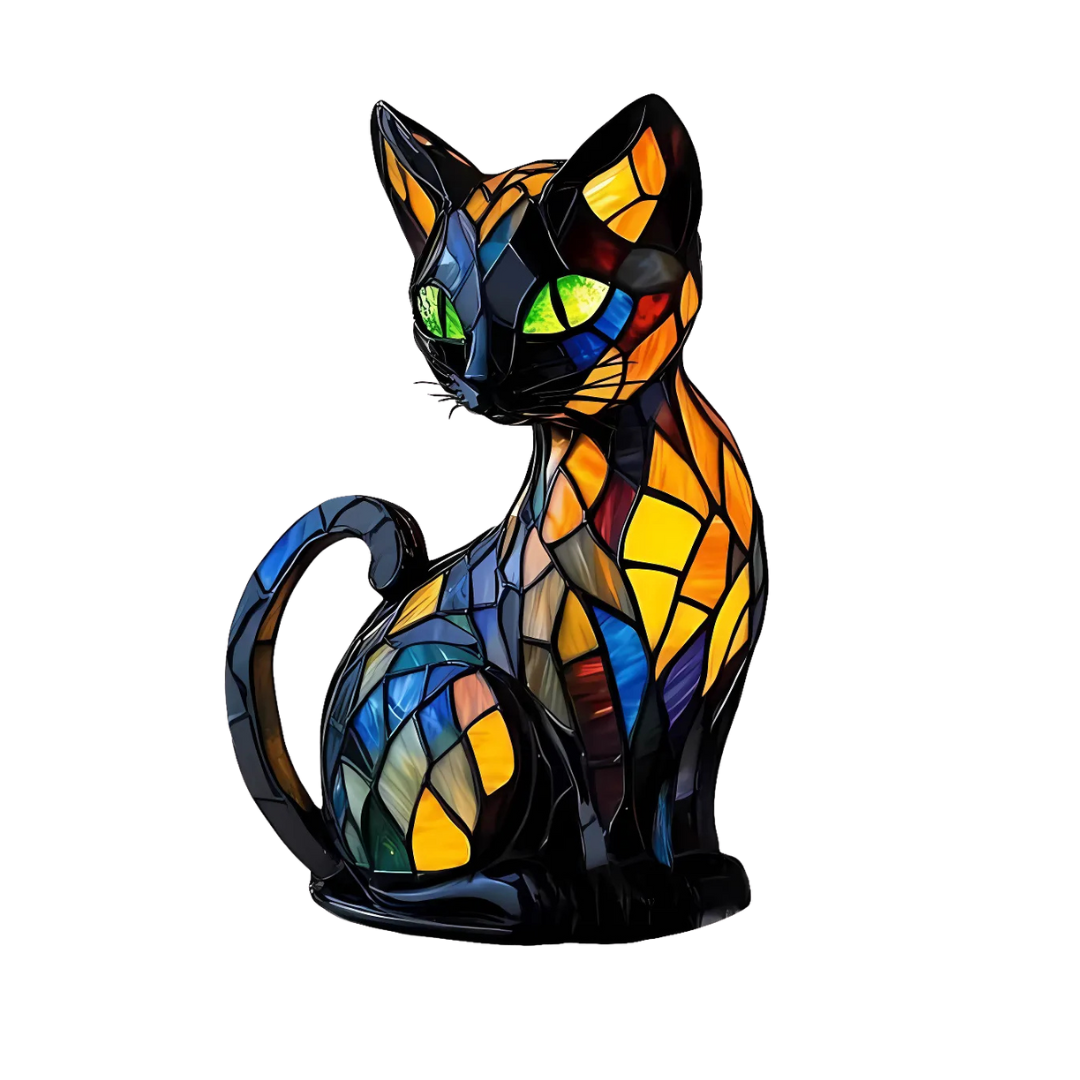 Sedící kočka z barevných skleněných dílků v oranžové, modré a žluté s zelenýma očima na bílém pozadí 1