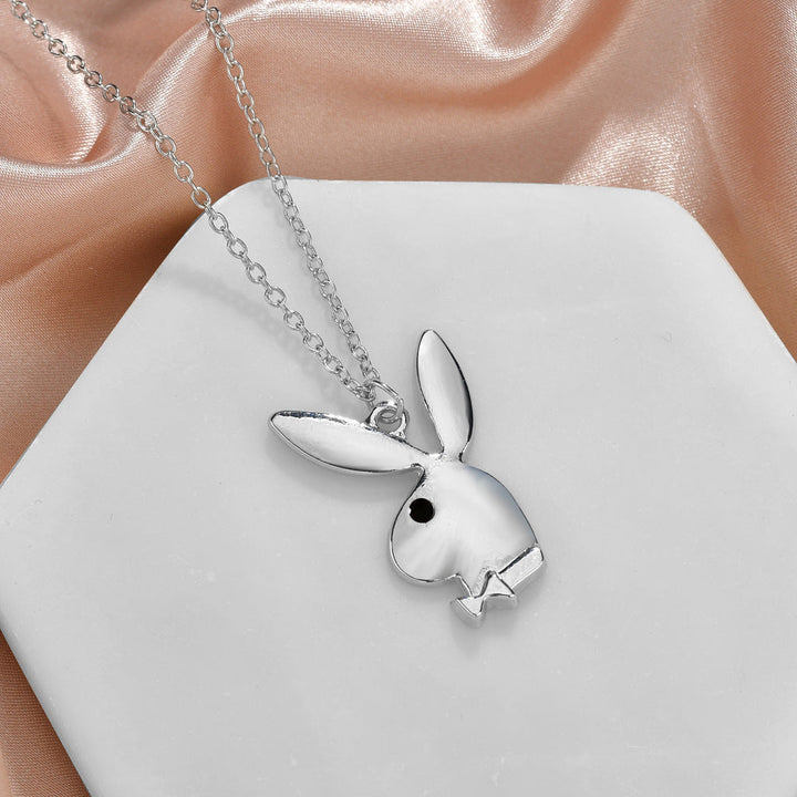 Silberne Hasen-Anhänger-Halskette auf Marmorplatte, eleganter Schmuck, Geschenkidee.