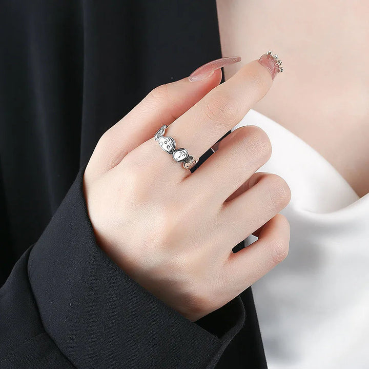 Silberner Smiley-Ring am Finger, Damenmode, Schmuckaccessoire, trendiger Stil.
