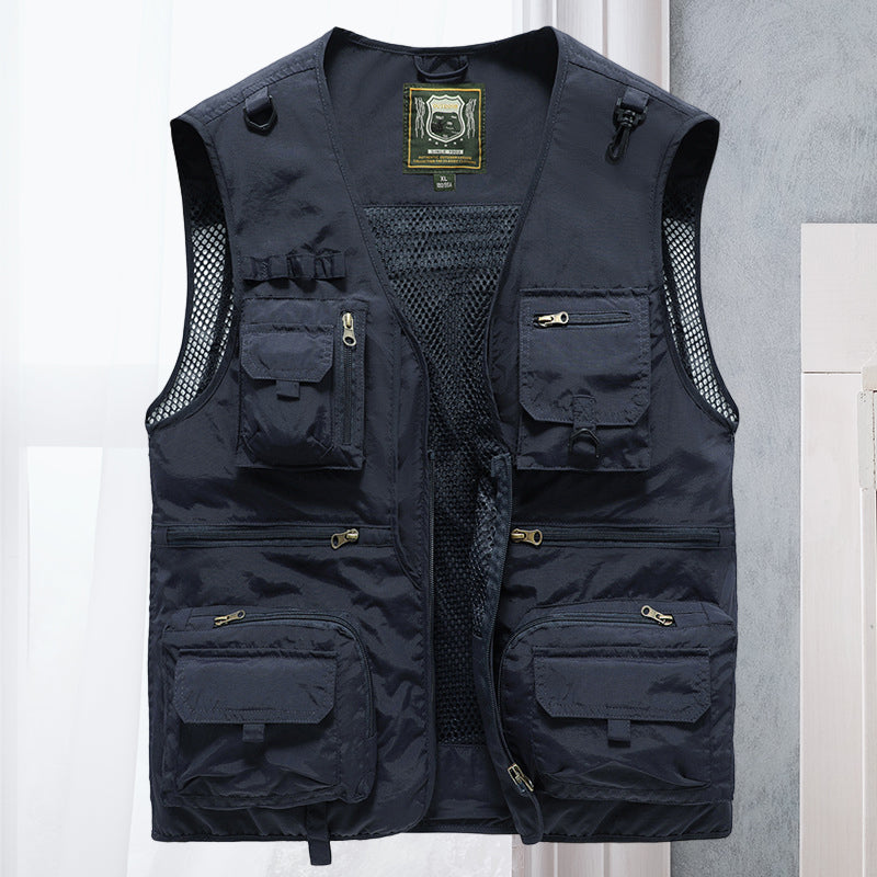Schwarze taktische Weste mit mehreren Taschen, Reißverschlüssen, Netzstoff, Outdoor-Bekleidung.
