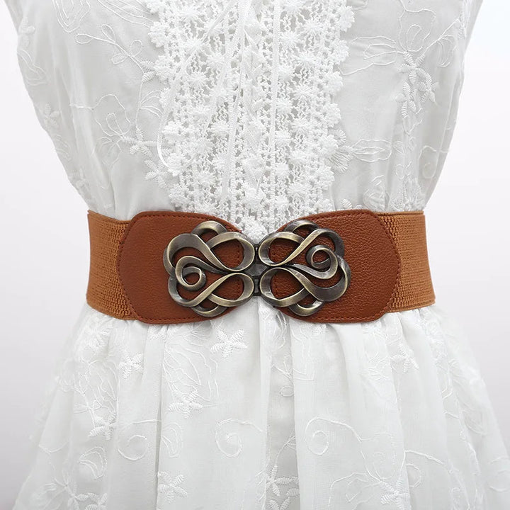Brauner Gürtel mit Metallschnalle auf weißem Spitzenkleid, Damenmode Accessoire, elegant.
