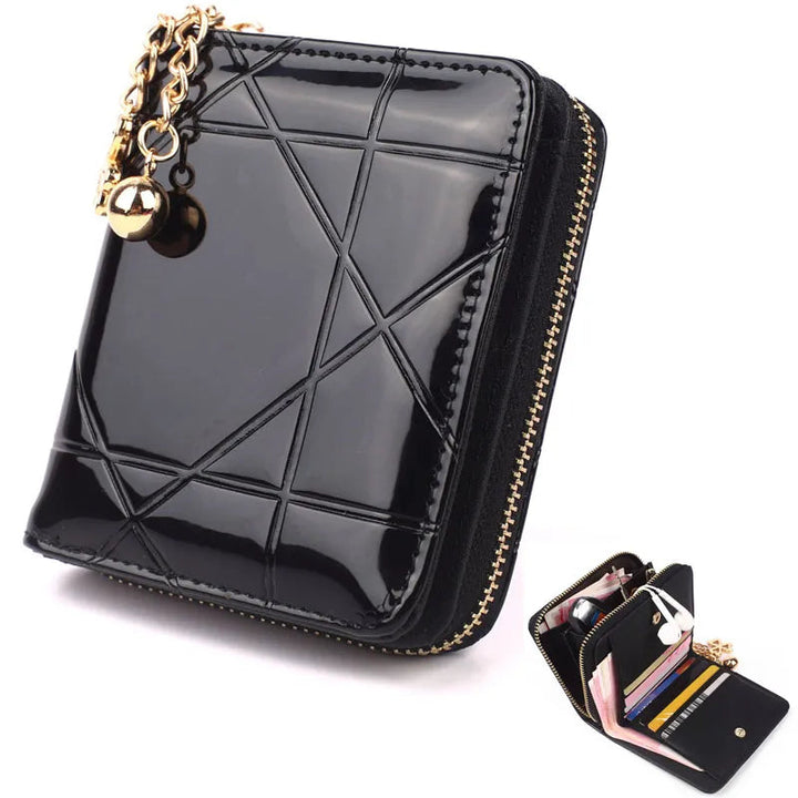Schwarze Damen-Geldbörse aus Leder mit Reißverschluss, Kartenfächern und goldener Kette.