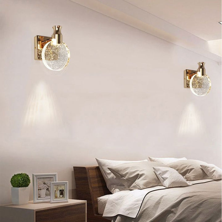 Moderne goldene Wandleuchte im Schlafzimmer, LED, Glasdesign, elegante Beleuchtung, Innenraum.