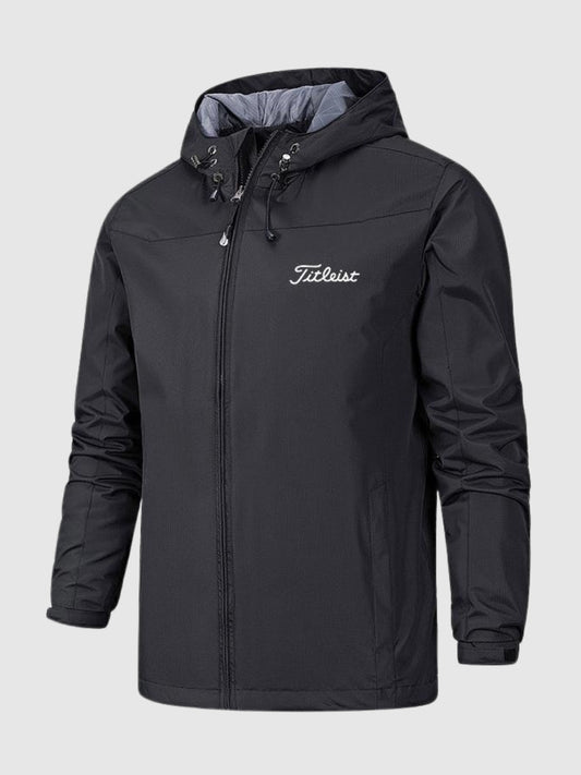 Schwarze Titleist Herren-Golfjacke mit Kapuze, wasserabweisend, Reißverschluss, sportlich.