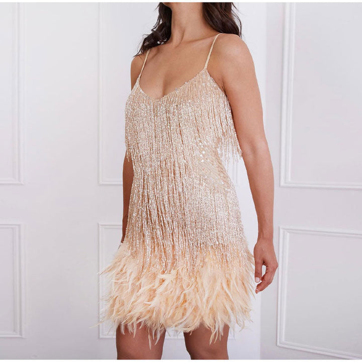 Funkelndes Paillettenkleid mit Federn, ärmellos, beige, elegantes Abendkleid für Damen.