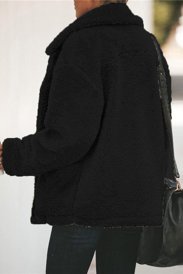 Frau in schwarzer Teddyfelljacke, lässiger Stil, Herbstmode, Rückansicht.