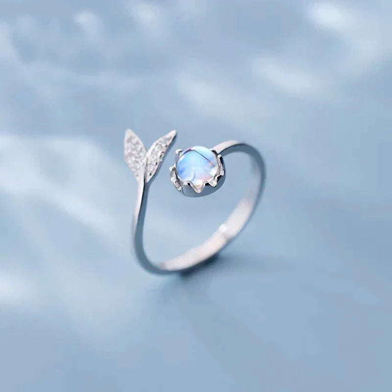 Silberring mit Mondstein und Blattdesign, eleganter Schmuck, Damenring, Geschenkideen.