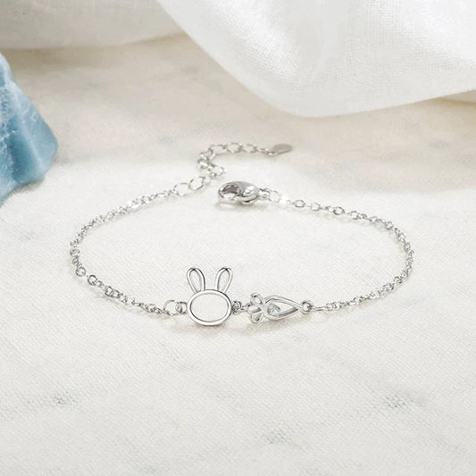 Silberarmband mit Hasenanhänger, zierlich, Damen-Schmuck, Geschenkidee, modisch, elegant.