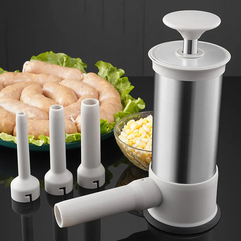 Wurstfüller aus Edelstahl mit drei Aufsätzen, ideal für hausgemachte Würste, auf schwarzem Tisch.
