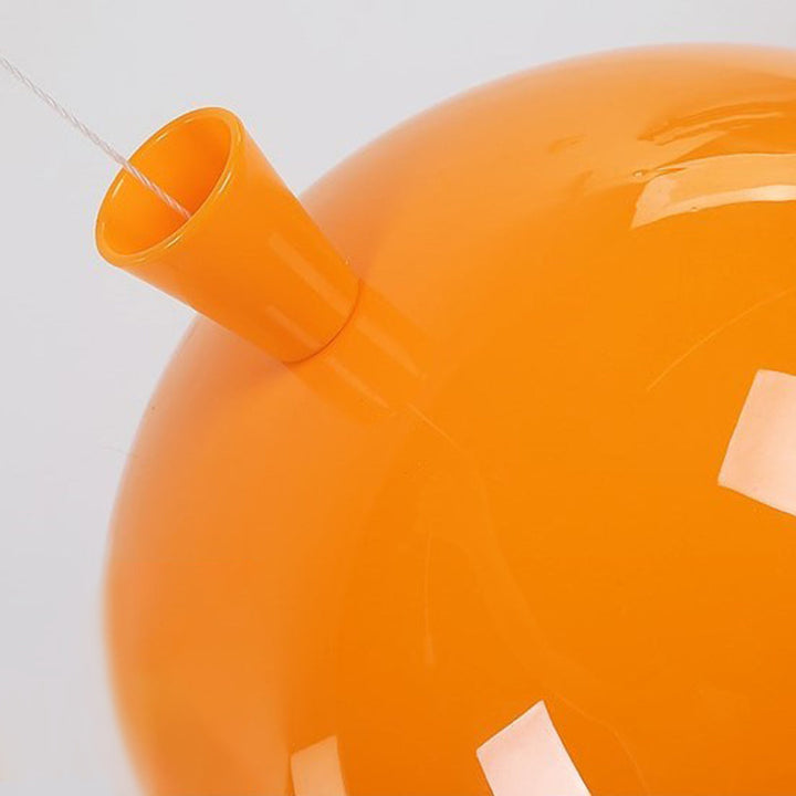 Orangefarbene, runde Pendelleuchte aus Kunststoff, modernes Design, Deckenbeleuchtung.
